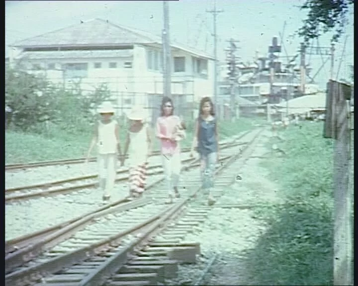 Flickorna på väg till hamnen.webp