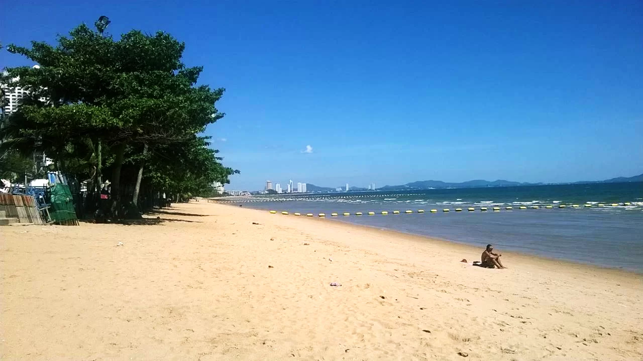Jomtien-Beach-golden-sands.webp