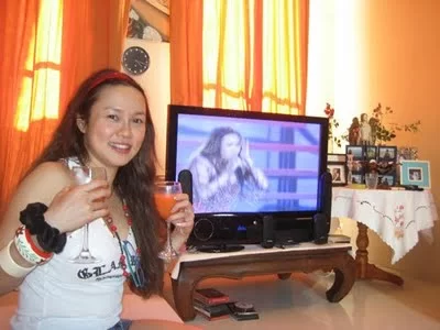 MAI drinks and looks on herself on show on BBTV (Thai_Army_TV).webp