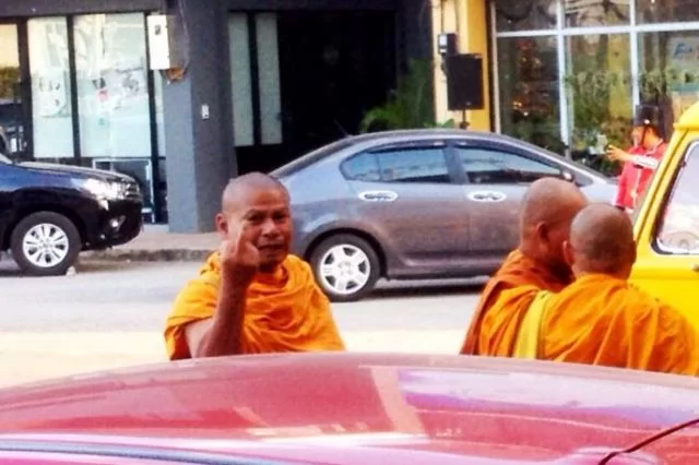 Munk viser fingeren mot mann som ikke gav donasjon-bangkokconutsco-1-737933.webp