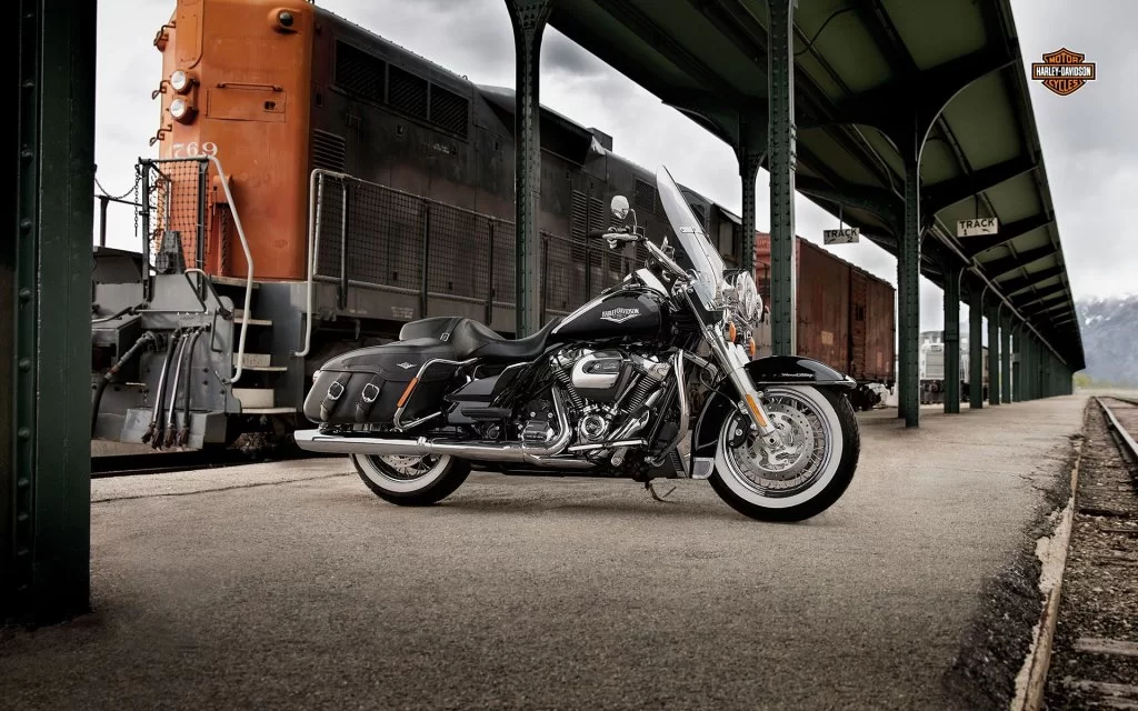MY18-Wallpapers-1920x1200-Road-King-Classic.webp