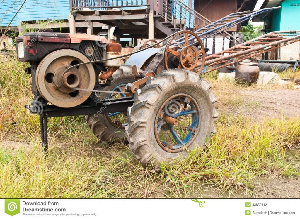 old-farmer-tractor-thailand-33839612.webp
