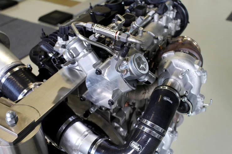 volvo 2L 450hk highpreformance engine concept-dualfuelpump.webp