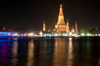 wat-arun-from-chao-phraya-river-photo_1384553-350tall.webp